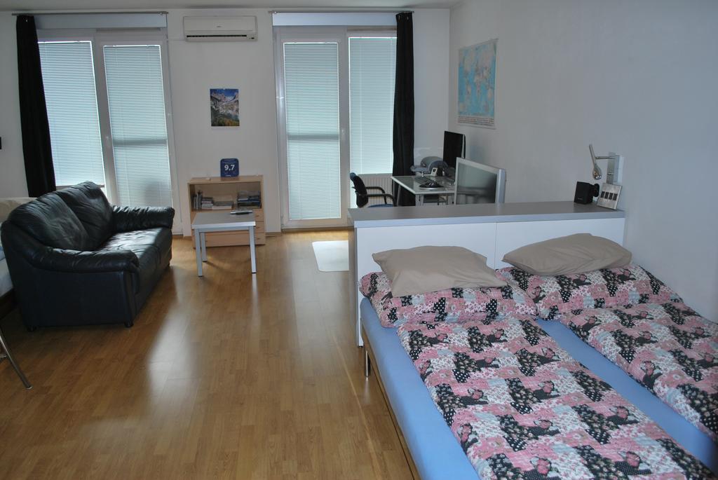 Apartment Chotesovska With Parking Place Prag